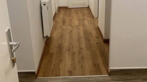 A hallway with wooden flooring and white walls. - Cozy 3BR Apt. Wien Simmering (Wien)