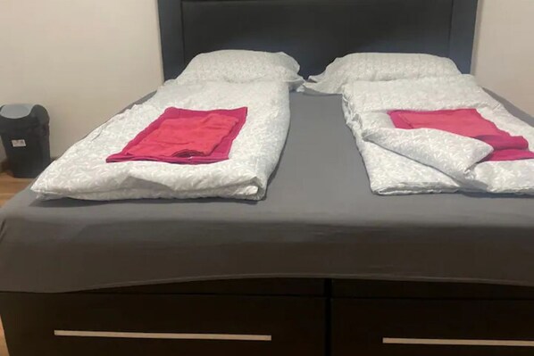 3 habitaciones, tabla de planchar con plancha, wifi y ropa de cama 