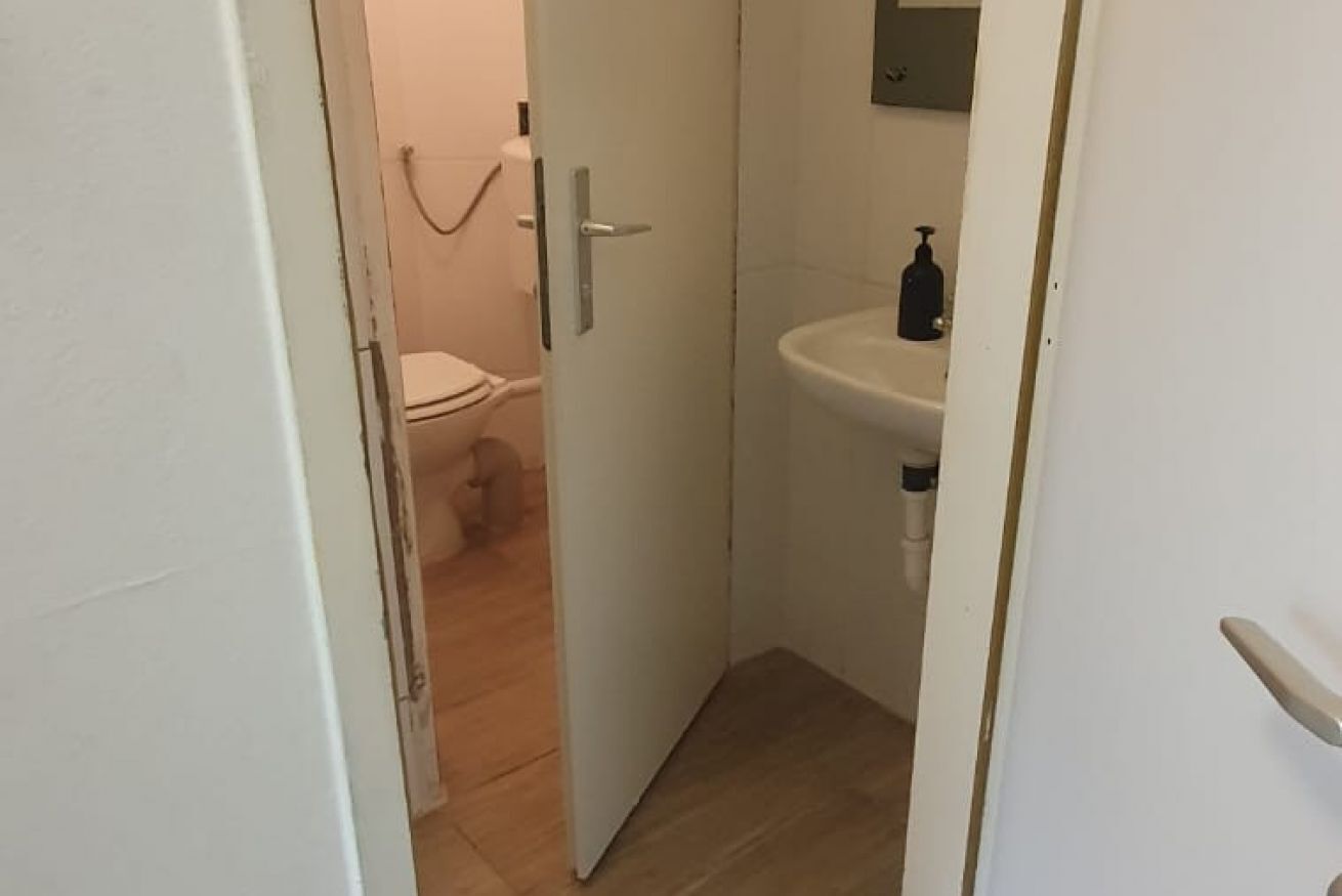 Een douche, een haardroger, handdoeken, zeep