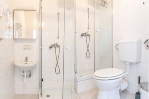 Douche, sèche-cheveux, serviettes fournies, savon