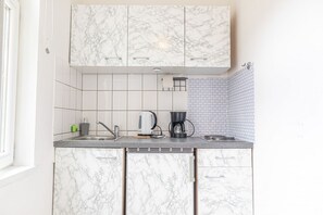 Oven, stovetop, coffee/tea maker, electric kettle