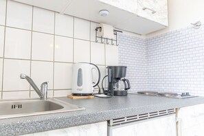 Four, plaque de cuisson, cafetière/bouilloire, bouilloire électrique