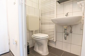 Douche, sèche-cheveux, serviettes fournies, savon