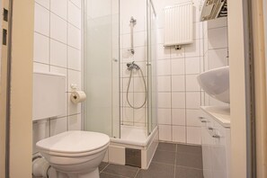 Ducha, secador de pelo, toallas y jabón
