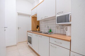Een koelkast, een magnetron, een oven, een kookplaat