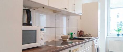 Køleskab, mikrobølgeovn, ovn, kogeplade