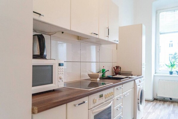 Fridge, microwave, oven, stovetop - Attractive Apartment near Wiener Stadthalle (Wien)