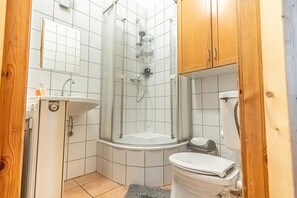 Douche, sèche-cheveux, serviettes fournies, savon