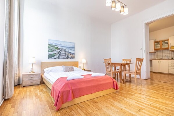 2 habitaciones, tabla de planchar con plancha, wifi y ropa de cama 