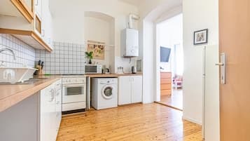 KĂŒhlschrank, Mikrowelle, Ofen, Herdplatte