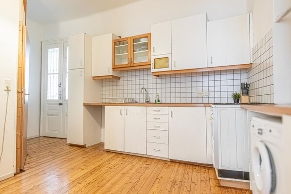 Køleskab, mikrobølgeovn, ovn, kogeplade