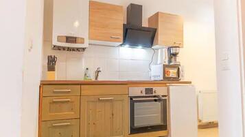 Mikrowelle, Ofen, Herdplatte, Wasserkocher mit Kaffee-/Teezubehör