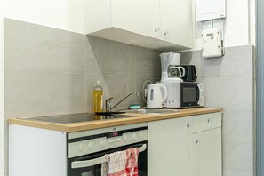 Frigorífic, microones, forn i placa de cuina