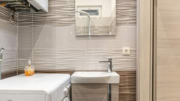 Secadora de cabello, toallas, jabón, shampoo