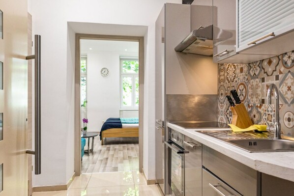 Fridge, oven, stovetop, toaster - Chic 1BR Apt Near Biggest Amusementpark of Vienna (Wien)