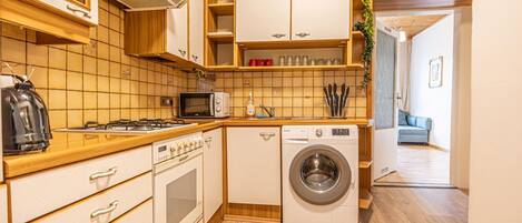 Micro-ondes, four, plaque de cuisson, cafetière/bouilloire