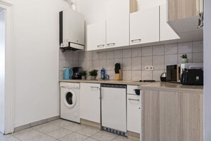 電子レンジ、コンロ、コーヒー / ティーメーカー、調理器具と食器