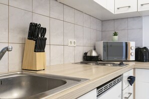電子レンジ、コンロ、コーヒー / ティーメーカー、調理器具と食器
