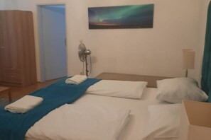 2 makuuhuonetta, silitysrauta/-lauta, Wi-Fi, vuodevaatteet