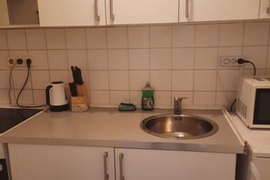 Microondas, horno, parrilla de estufa y cafetera y tetera 