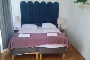 2 habitaciones, tabla de planchar con plancha, wifi y ropa de cama 