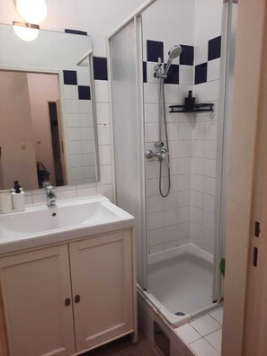 Dusche, Haartrockner, Handtücher, Seife