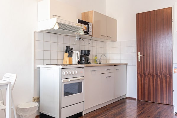 Microonde, forno, piano cottura, macchina per tè/caffè