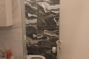 Shower, hair dryer, towels, soap - Elegant 1BR Apt. - Great for Long Stays (Wien)