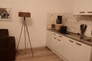 Microwave, oven, stovetop, coffee/tea maker - Elegant 1BR Apt. - Great for Long Stays (Wien)