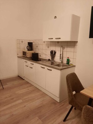 Mikroaaltouuni, uuni, liesi, kahvin-/teenkeitin