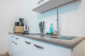 電子レンジ、オーブン、コンロ、コーヒー / ティーメーカー