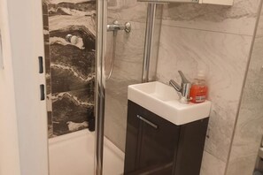 Chuveiro, secador de cabelo, toalhas de banho, sabonete