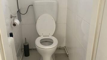 Haartrockner, Handtücher, Seife, Shampoo