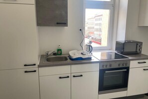 冷蔵庫、電子レンジ、オーブン、コンロ