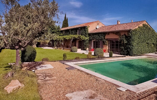 A heated pool - Amazing home in Violes (Violes)
