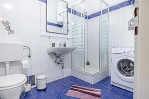Douche, sèche-cheveux