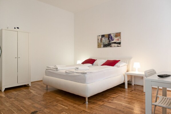 3 bedrooms, iron/ironing board, WiFi, bed sheets