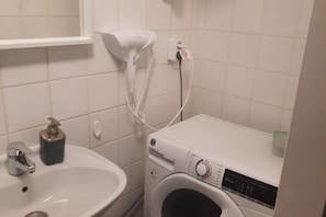 Shower, hair dryer, towels, soap - Comfortable 2BR Apt. Central and Well Connected (Wien)