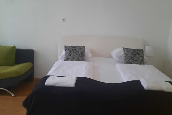 2 bedrooms, iron/ironing board, WiFi, bed sheets