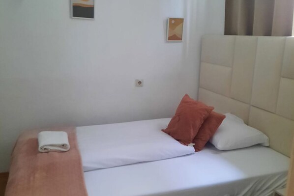 2 bedrooms, iron/ironing board, WiFi, bed sheets