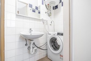 シャワー、ヘアドライヤー、タオル、石鹸