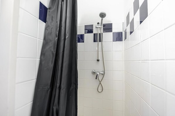 シャワー、ヘアドライヤー、タオル、石鹸