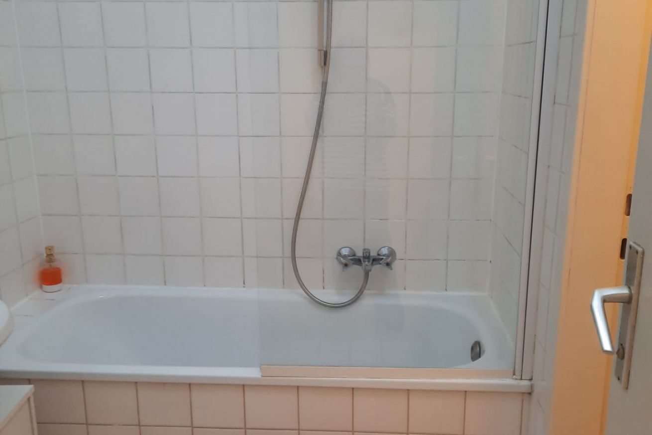 Ein Badezimmer mit Badewanne, Dusche und Toilette.