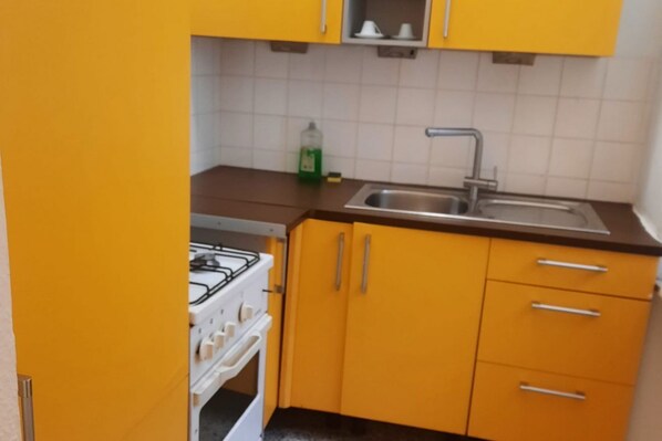 Een koelkast, een microgolfoven, een oven, een kookplaat