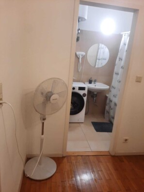 Haartrockner, Handtücher, Seife, Shampoo