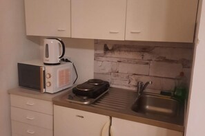 Een koelkast, een magnetron, een oven, een kookplaat