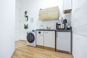 Microwave, oven, stovetop, cookware/dishes/utensils