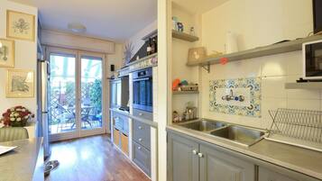 Frigorifero, piano cottura, lavastoviglie, macchina per tè/caffè