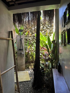 Shared Dormitory Room | Salle de bain