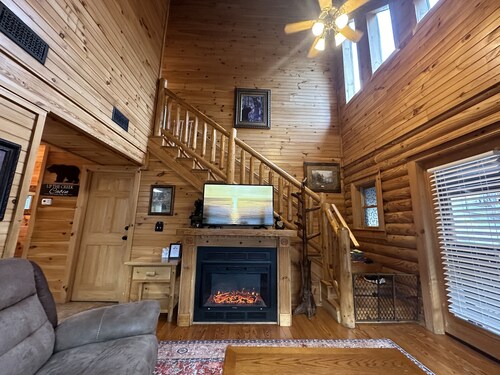 Bear Up the Creek: Located on a serene creek in the heart of the Smoky Mountains